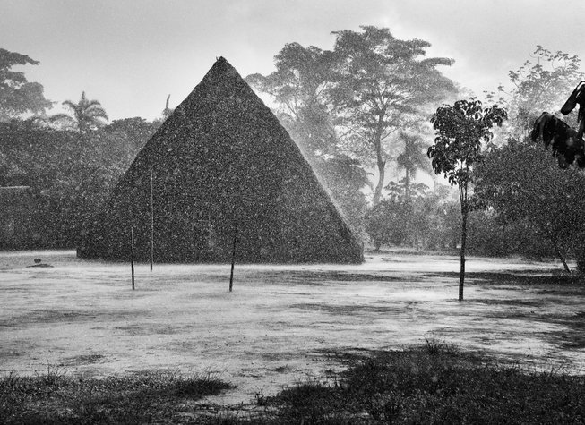 Une pluie intense sur le village de Mati-Këyawaia. Au centre, la hutte de Masempapa. Territoire indigène de la vallée de Javari. État d’Amazonas, Brésil, 1998