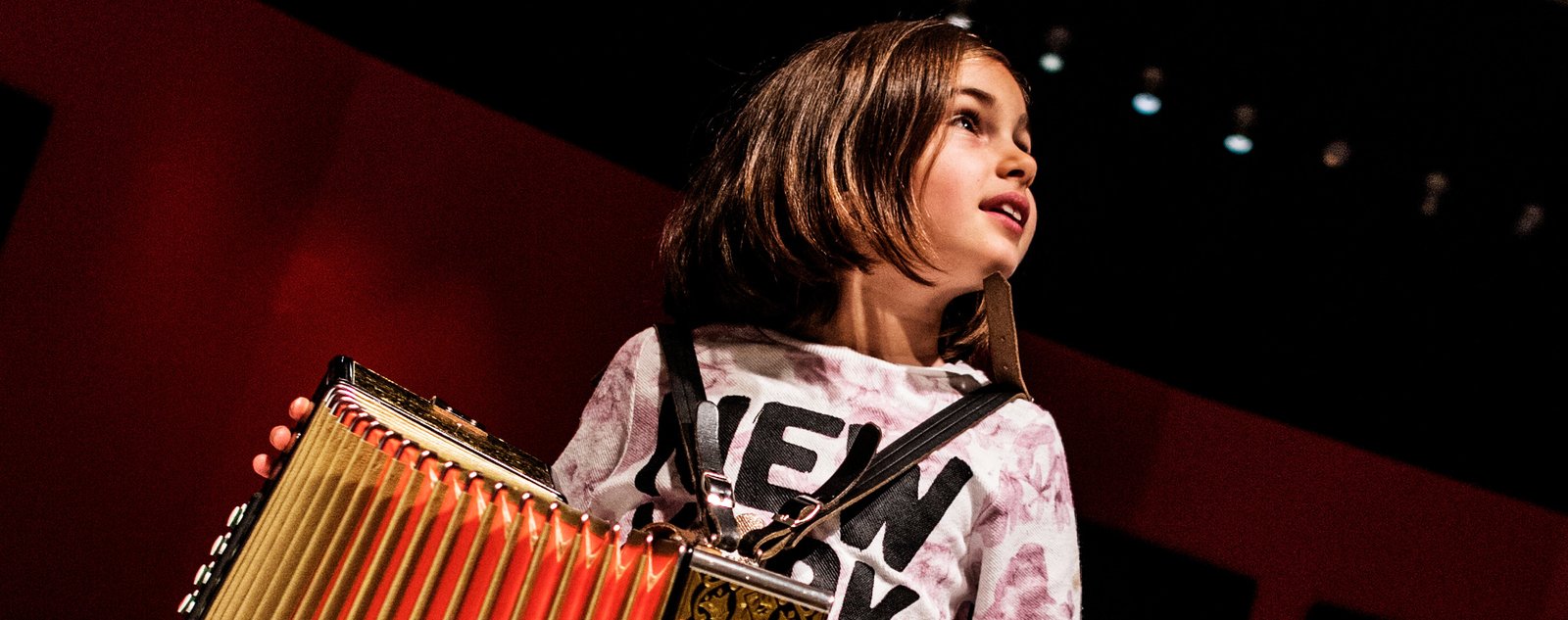 Photographie d'une petite fille avec un accordéon