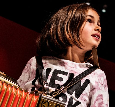 Photographie d'une petite fille avec un accordéon